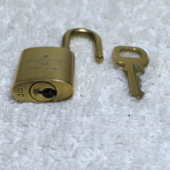 Louis Vuitton Brass '315' Padlock in Goldtone with Goldtone Key (||) - Picture 7 of 7